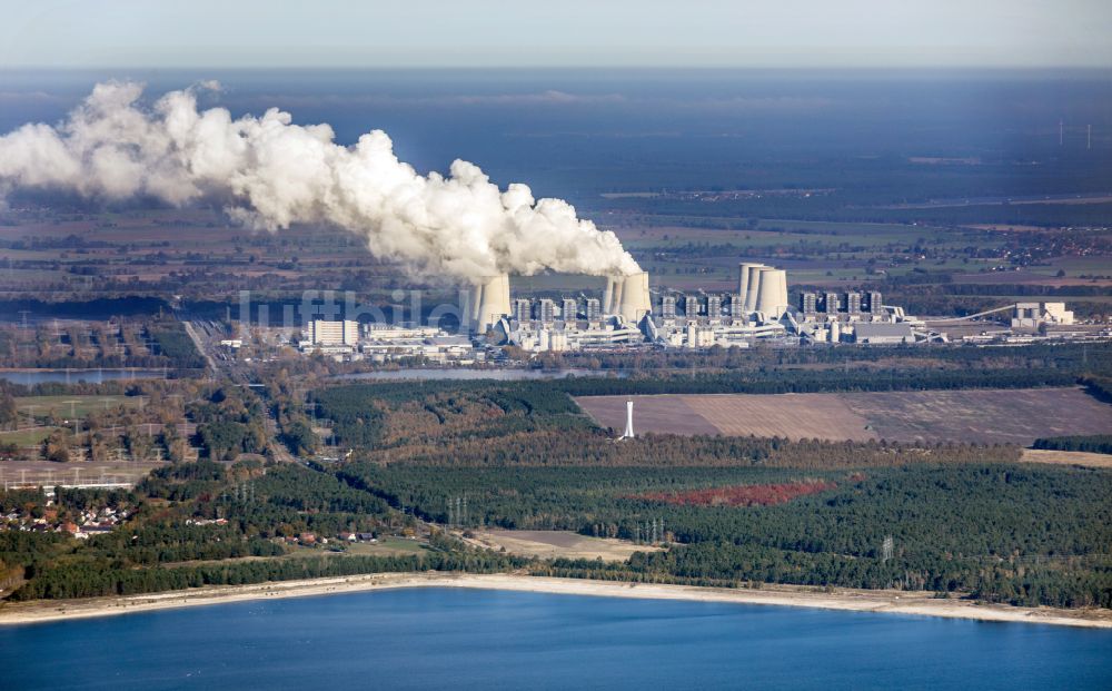 Luftaufnahme Teichland - Weiße Abgaswolken am Wärmekraftwerk Jänschwalde im Bundesland Brandenburg