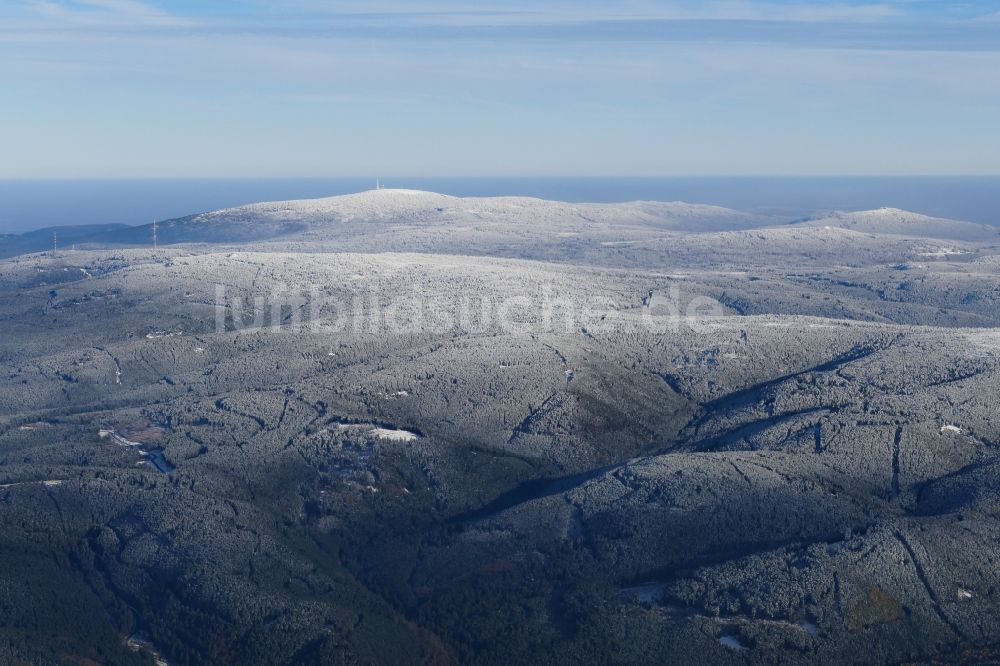 Luftaufnahme Herzberg am Harz - Weißer und schneebedeckte Gipfel des Harzes im Bundesland Niedersachsen