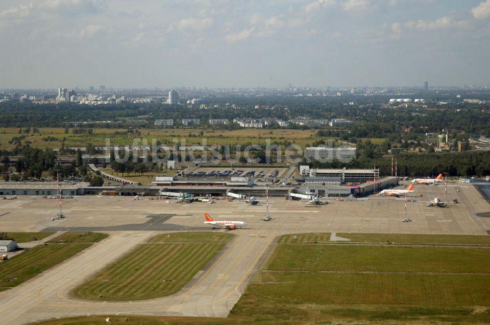 Luftbild Berlin - Weiternutzungspläne für alte DDR- Abfertigungshalle am Flughafen Berlin-Schönefeld