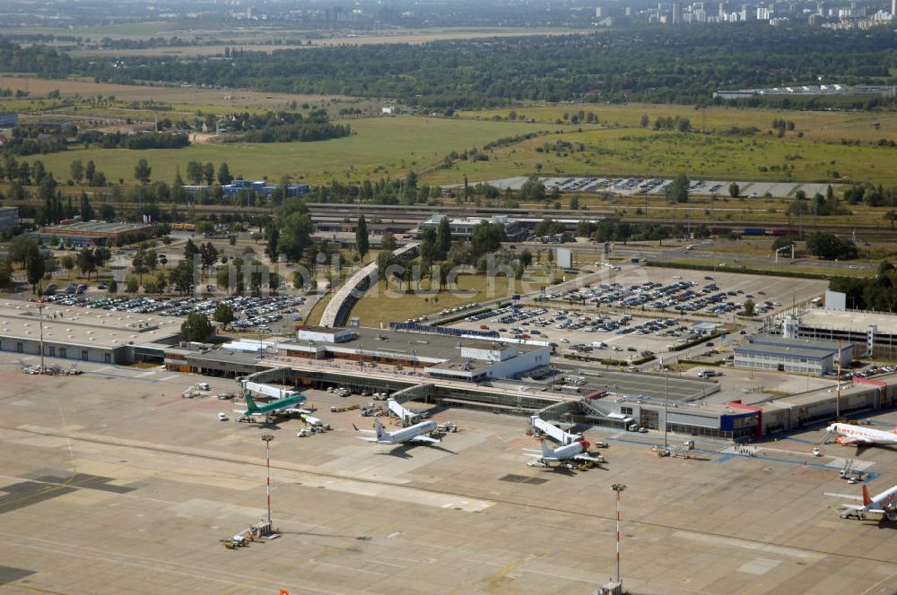 Berlin von oben - Weiternutzungspläne für alte DDR- Abfertigungshalle am Flughafen Berlin-Schönefeld