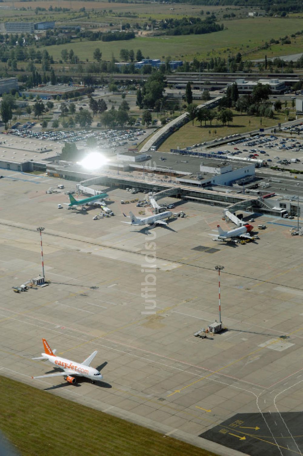 Berlin aus der Vogelperspektive: Weiternutzungspläne für alte DDR- Abfertigungshalle am Flughafen Berlin-Schönefeld