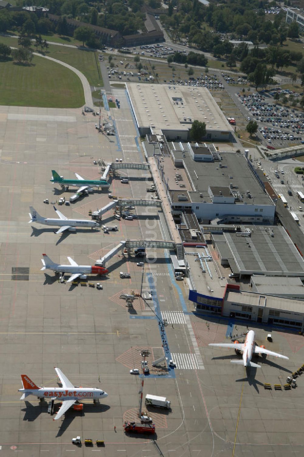 Luftbild Berlin - Weiternutzungspläne für alte DDR- Abfertigungshalle am Flughafen Berlin-Schönefeld