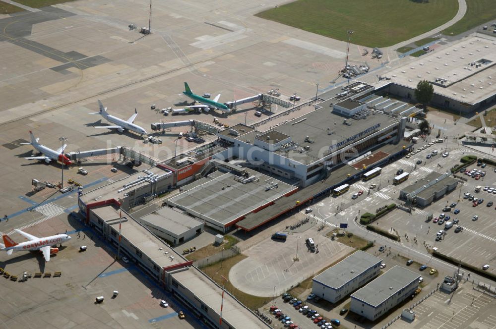 Berlin aus der Vogelperspektive: Weiternutzungspläne für alte DDR- Abfertigungshalle am Flughafen Berlin-Schönefeld