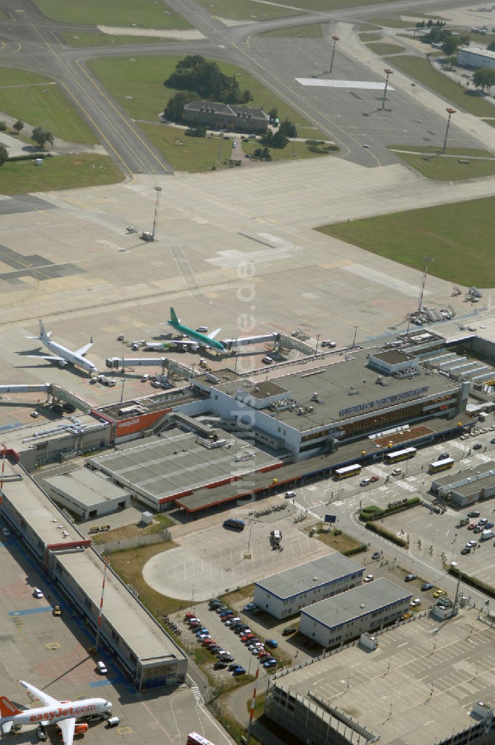 Luftbild Berlin - Weiternutzungspläne für alte DDR- Abfertigungshalle am Flughafen Berlin-Schönefeld