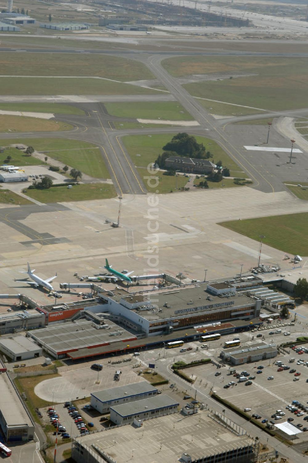 Berlin aus der Vogelperspektive: Weiternutzungspläne für alte DDR- Abfertigungshalle am Flughafen Berlin-Schönefeld