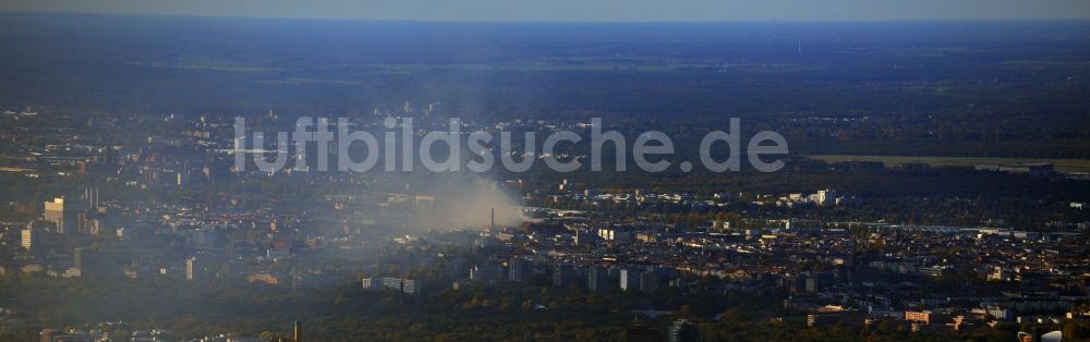 Berlin aus der Vogelperspektive: Weithin über dem Stadtzentrum sichtbare Rauch - Wolken über dem Stadtzentrum von Berlin