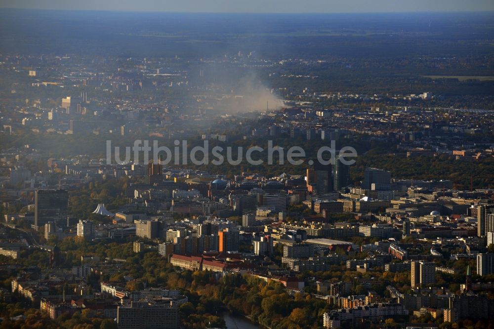 Luftbild Berlin - Weithin über dem Stadtzentrum sichtbare Rauch - Wolken über dem Stadtzentrum von Berlin