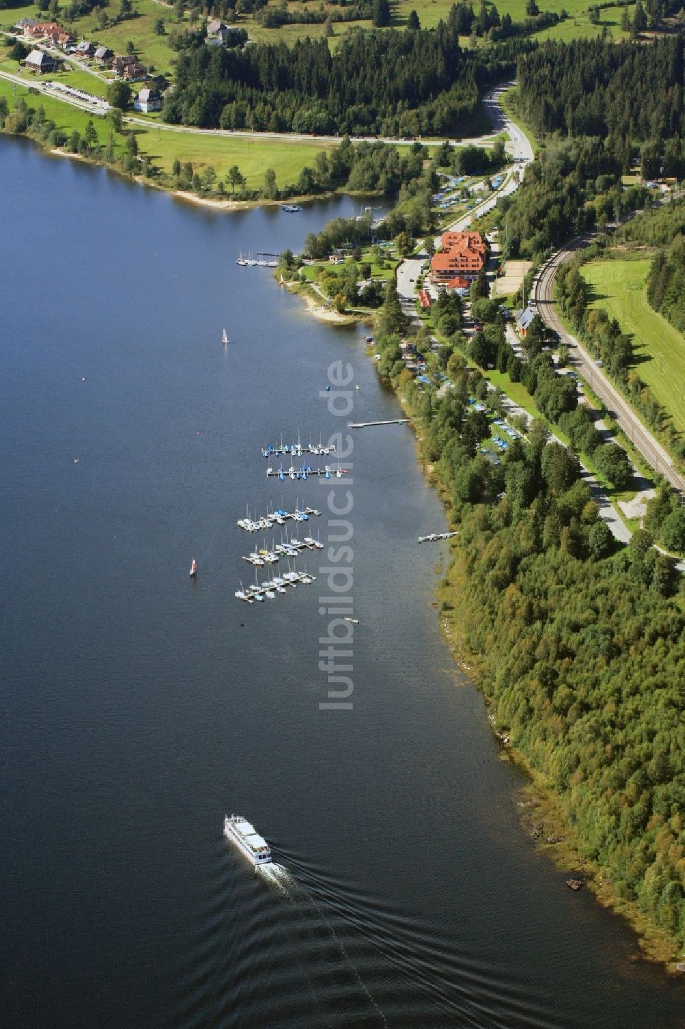 Luftaufnahme Schluchsee - Wellnesshotel Auerhahn Schwarzwald am Ufer des Erholungsgebietes Schluchsee im Bundesland Baden-Württemberg