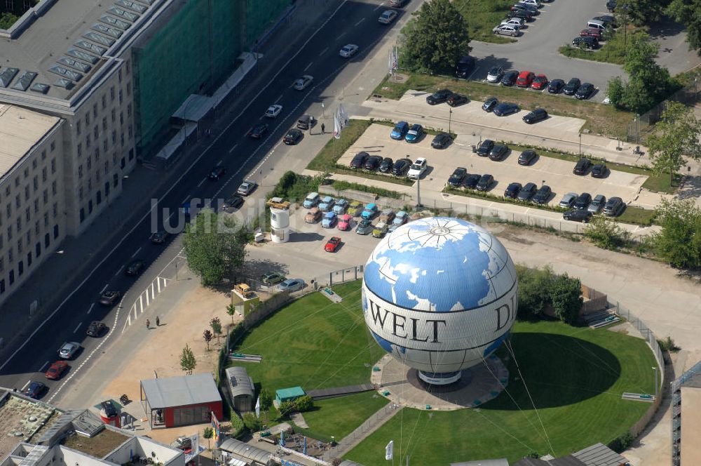 Berlin aus der Vogelperspektive: WELT Fesselballon Nähe Stresemannstrasse / Leipziger Platz in Berlin-Mitte