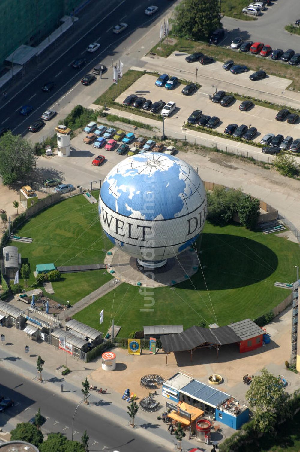 Luftaufnahme Berlin - WELT Fesselballon Nähe Stresemannstrasse / Leipziger Platz in Berlin-Mitte