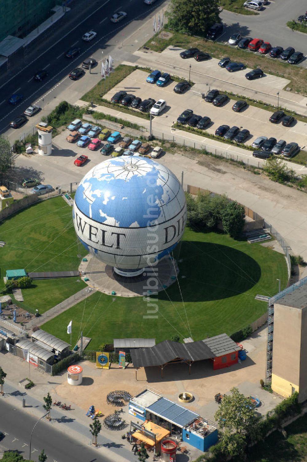 Berlin von oben - WELT Fesselballon Nähe Stresemannstrasse / Leipziger Platz in Berlin-Mitte