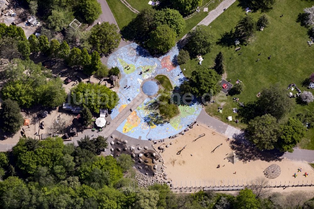 Berlin aus der Vogelperspektive: Welten Spielplatz im Westen des Landschaftsparkes Britzer Gartens im Ortsteil Britz im Bezirk Neukölln in Berlin