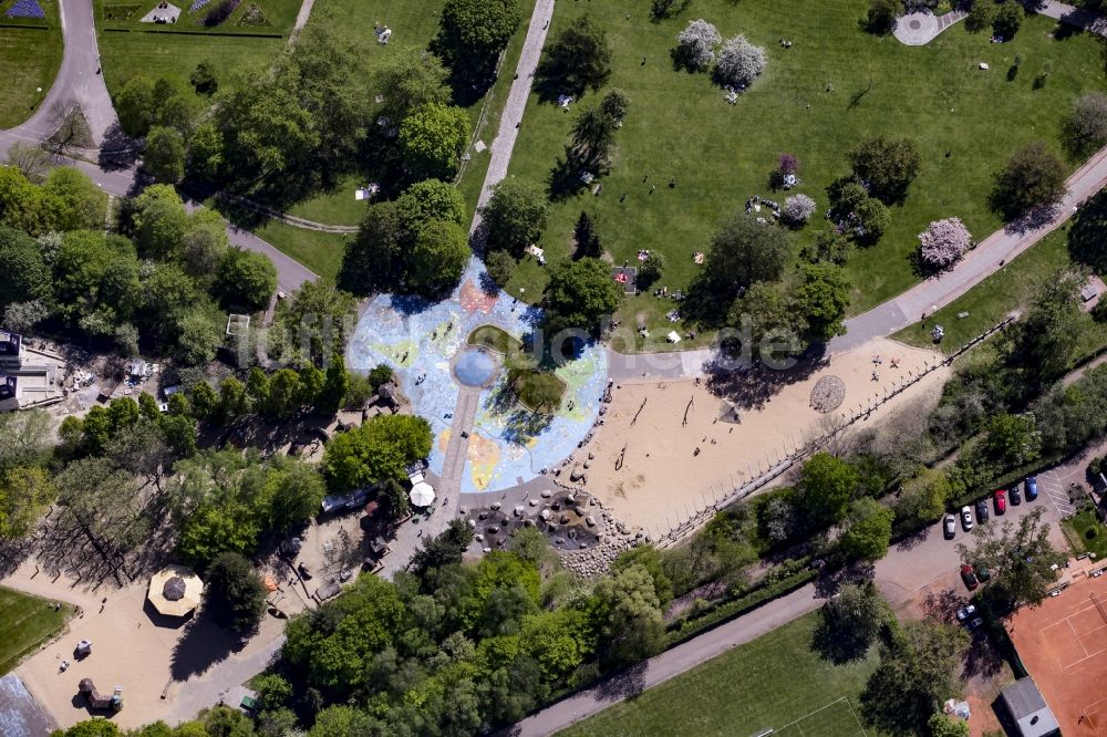 Luftbild Berlin - Welten Spielplatz im Westen des Landschaftsparkes Britzer Gartens im Ortsteil Britz im Bezirk Neukölln in Berlin