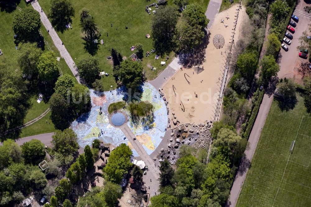 Berlin von oben - Welten Spielplatz im Westen des Landschaftsparkes Britzer Gartens im Ortsteil Britz im Bezirk Neukölln in Berlin