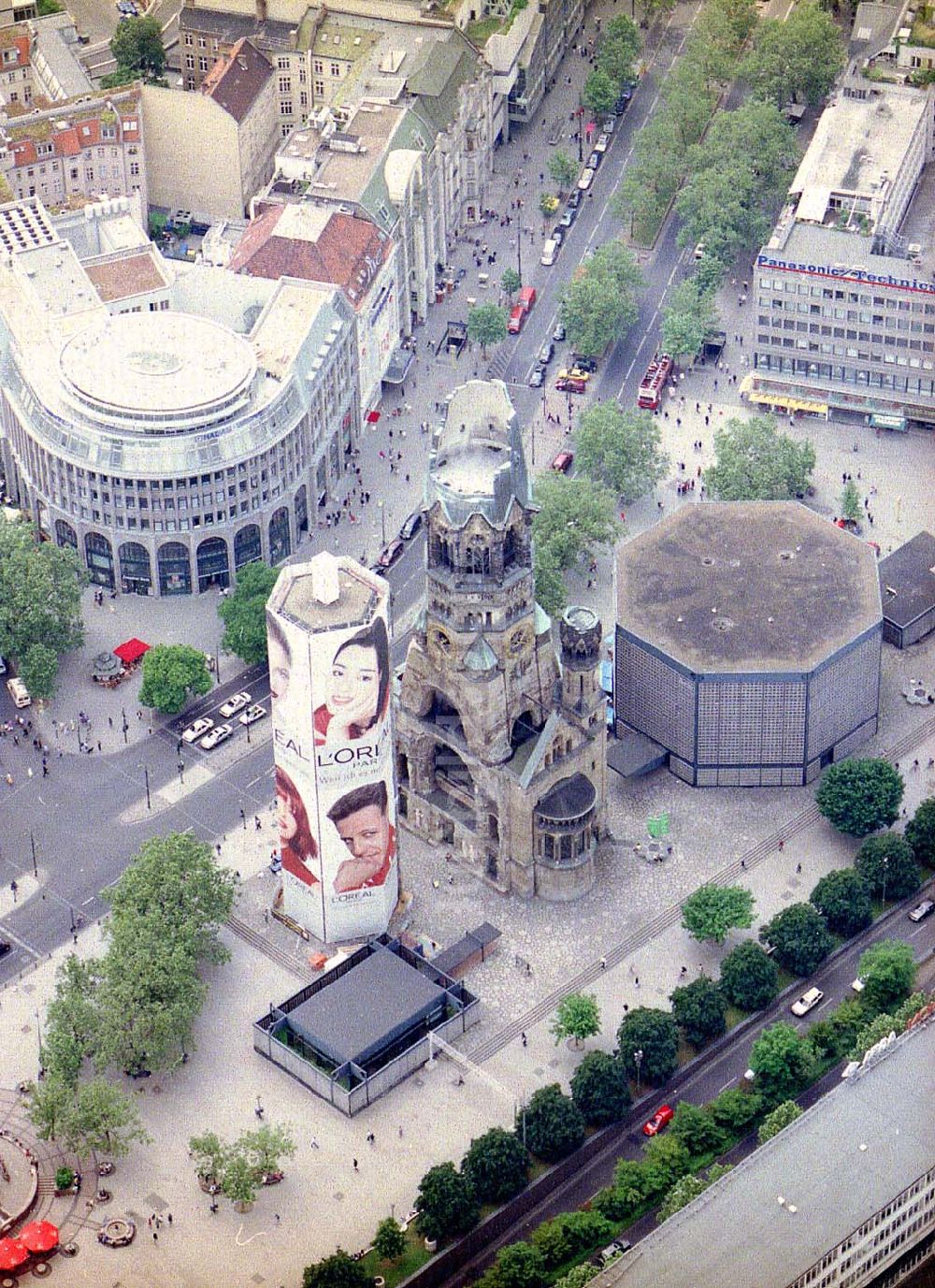 Berlin - Charlottenburg aus der Vogelperspektive: Werbegerüstverkleidung anläßlich von Rekonstruktionsarbeiten an der Gedächtnisskirche in Berlin-Charlottenburg.