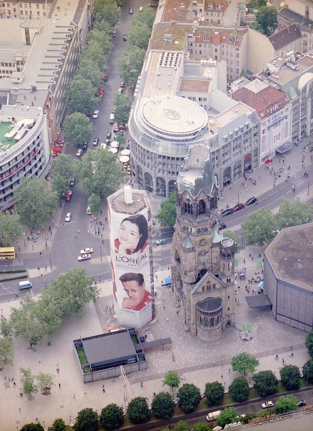 Luftbild Berlin - Charlottenburg - Werbegerüstverkleidung anläßlich von Rekonstruktionsarbeiten an der Gedächtnisskirche in Berlin-Charlottenburg.