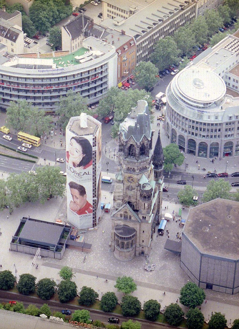 Luftaufnahme Berlin - Charlottenburg - Werbegerüstverkleidung anläßlich von Rekonstruktionsarbeiten an der Gedächtnisskirche in Berlin-Charlottenburg.