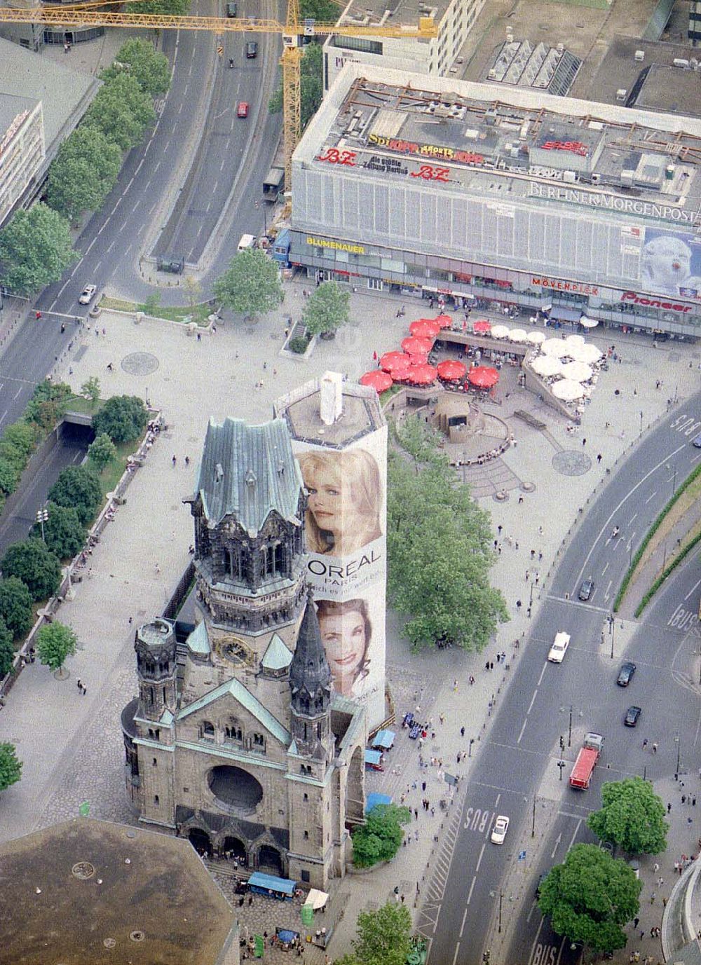 Berlin - Charlottenburg von oben - Werbegerüstverkleidung anläßlich von Rekonstruktionsarbeiten an der Gedächtnisskirche in Berlin-Charlottenburg.