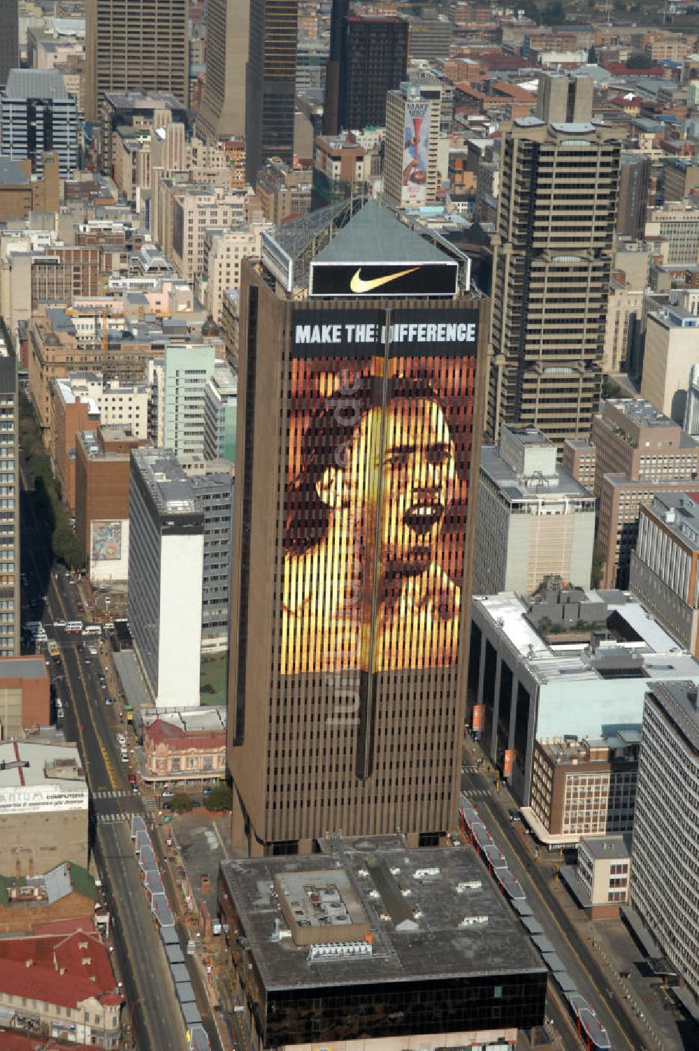 Luftbild JOHANNESBURG - Werbeplakat am Southern Life Center in Johannesburg