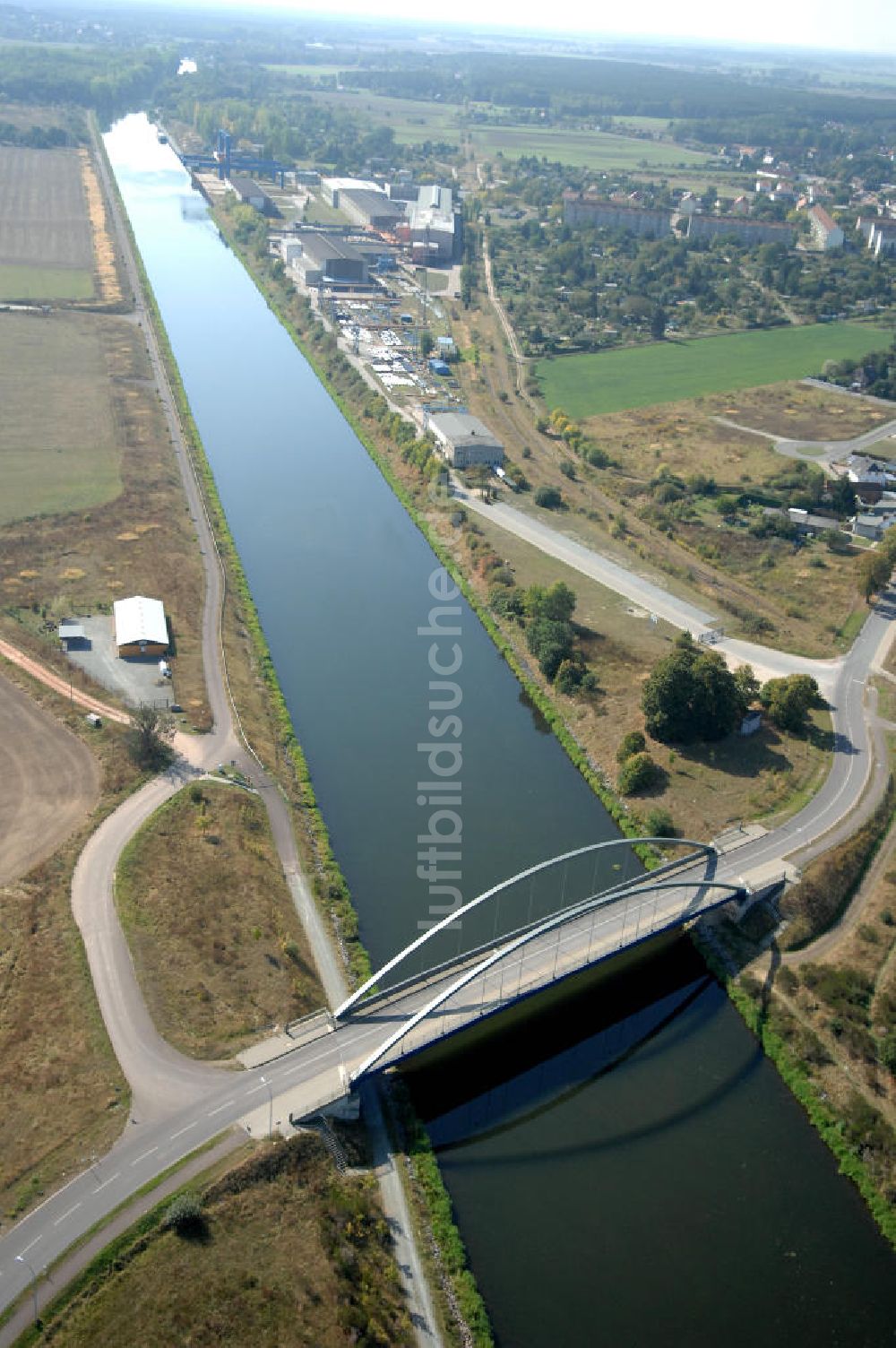 Parey aus der Vogelperspektive: Werder Brücke in Parey