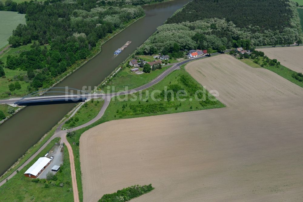 Parey aus der Vogelperspektive: Werder Straßenbrücke und Ablagerungsfläche in Parey im Bundesland Sachsen-Anhalt