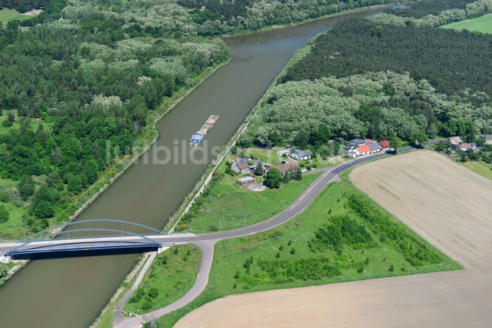 Luftbild Parey - Werder Straßenbrücke und Ablagerungsfläche in Parey im Bundesland Sachsen-Anhalt