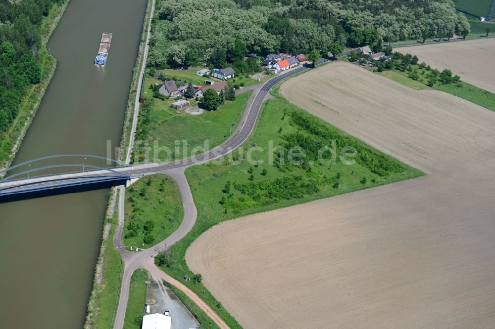 Luftaufnahme Parey - Werder Straßenbrücke und Ablagerungsfläche in Parey im Bundesland Sachsen-Anhalt