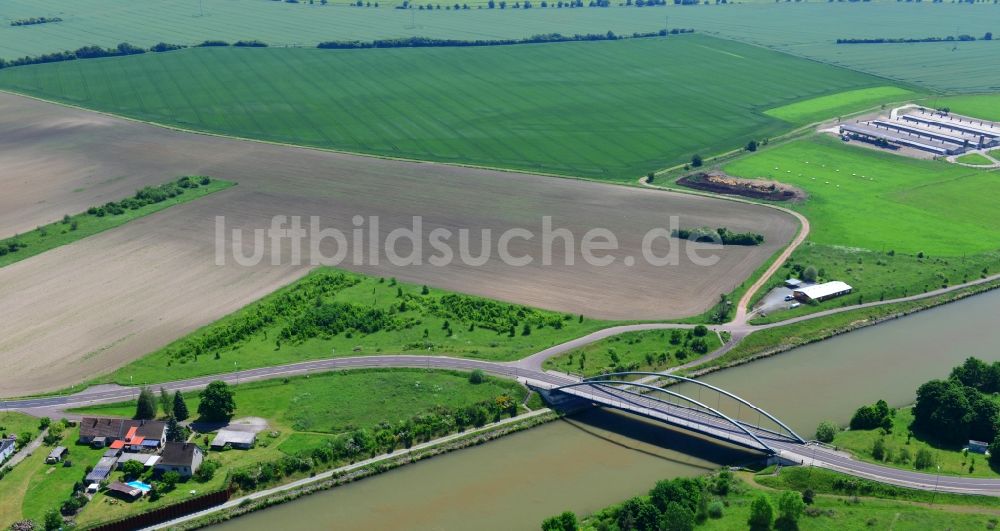 Parey aus der Vogelperspektive: Werder Straßenbrücke und Ablagerungsfläche in Parey im Bundesland Sachsen-Anhalt