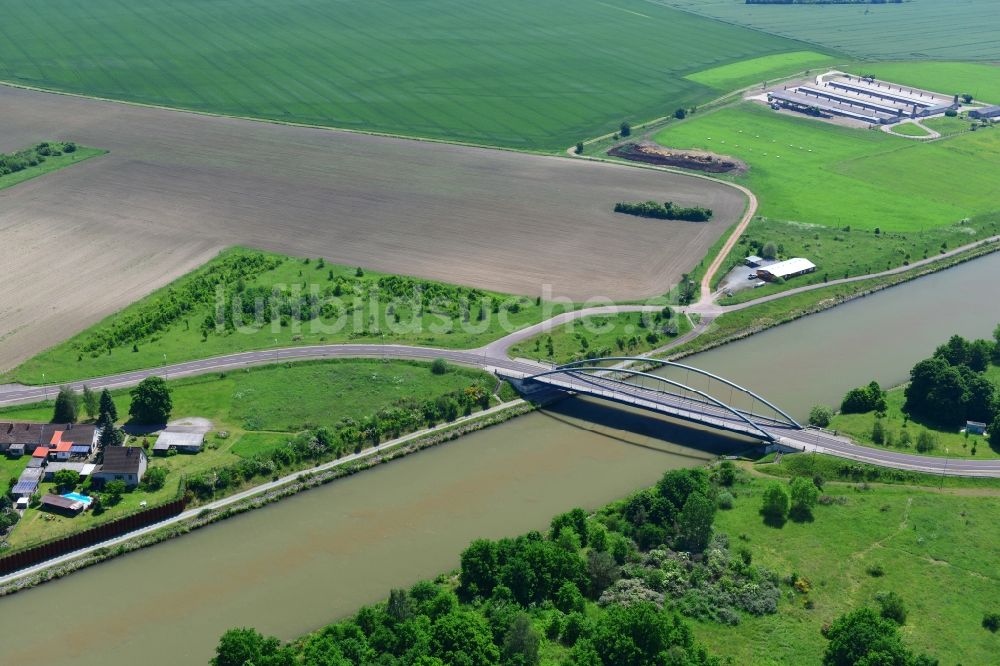 Luftbild Parey - Werder Straßenbrücke und Ablagerungsfläche in Parey im Bundesland Sachsen-Anhalt