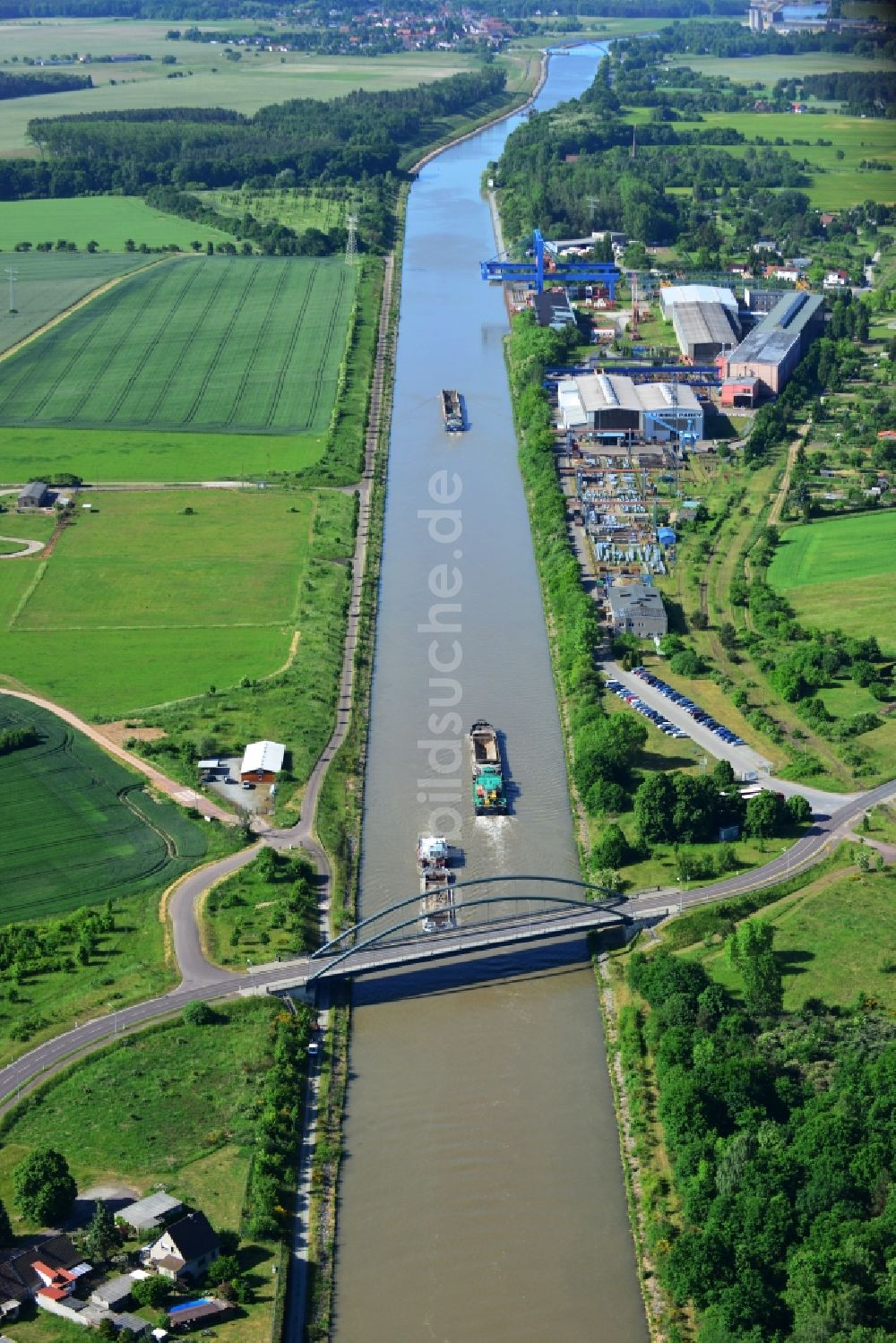 Luftbild Elbe-Parey - Werder Straßenbrücke und Ablagerungsfläche in Parey im Bundesland Sachsen-Anhalt