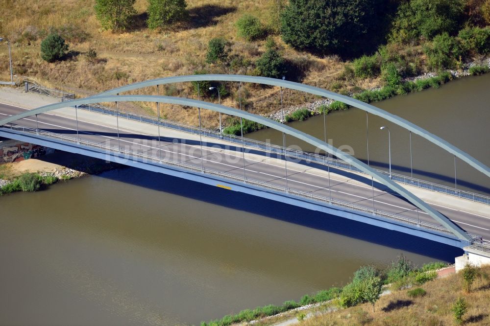 Parey aus der Vogelperspektive: Werder Straßenbrücke in Parey im Bundesland Sachsen-Anhalt