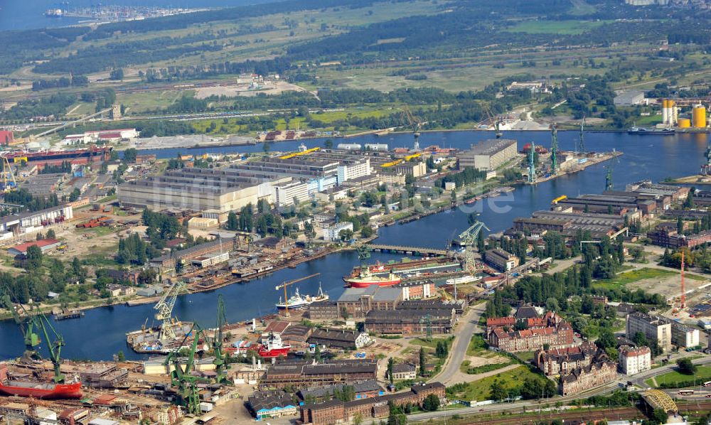 Danzig / Gdansk aus der Vogelperspektive: Werft Danzig AG und Geschäftsviertel Young City am Hafen von Danzig, Polen