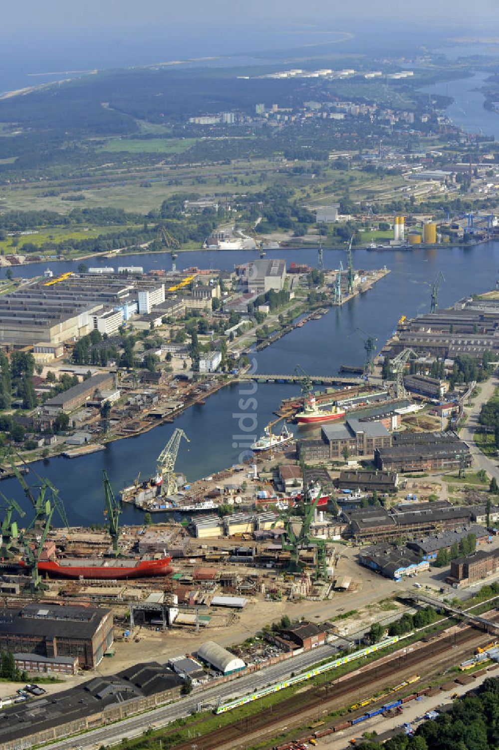 Luftaufnahme Danzig / Gdansk - Werft Danzig AG und Geschäftsviertel Young City am Hafen von Danzig, Polen