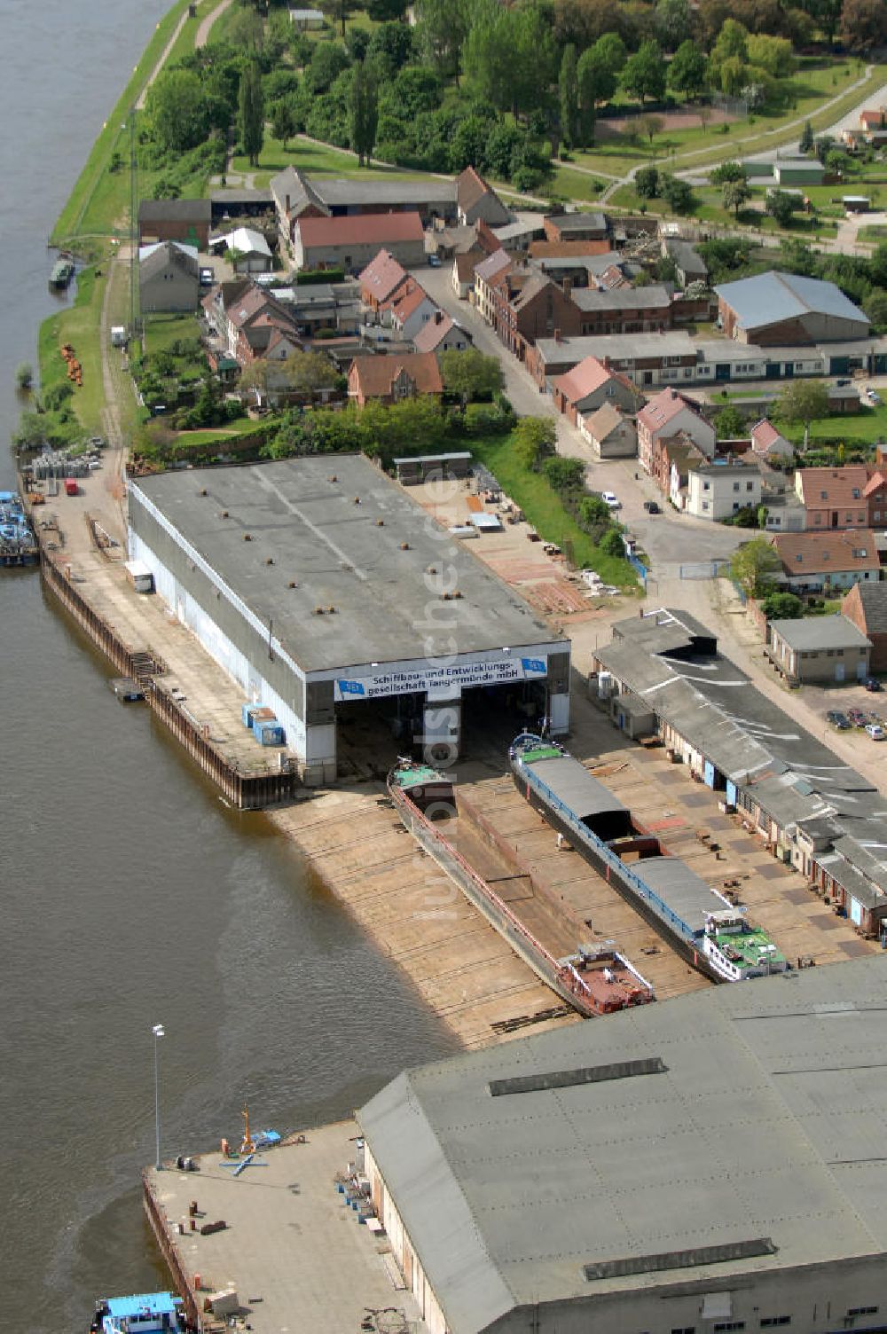 Luftaufnahme Tangermünde - Werft der SET Schiffbau- und Entwicklungsgesellschaft Tangermünde mbH