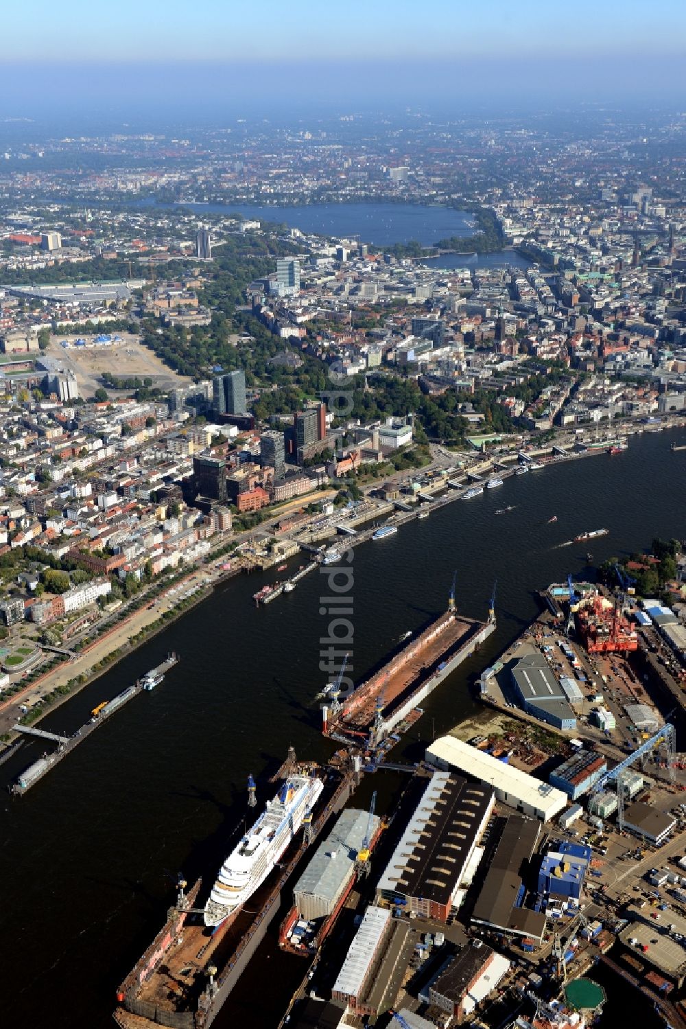 Hamburg aus der Vogelperspektive: Werftgelände der Blohm+Voss GmbH in Hamburg