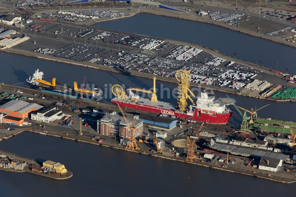 Bremerhaven aus der Vogelperspektive: Werftgelände der Lloyd Werft an der Brückenstraße im Überseehafen in Bremerhaven im Bundesland Bremen