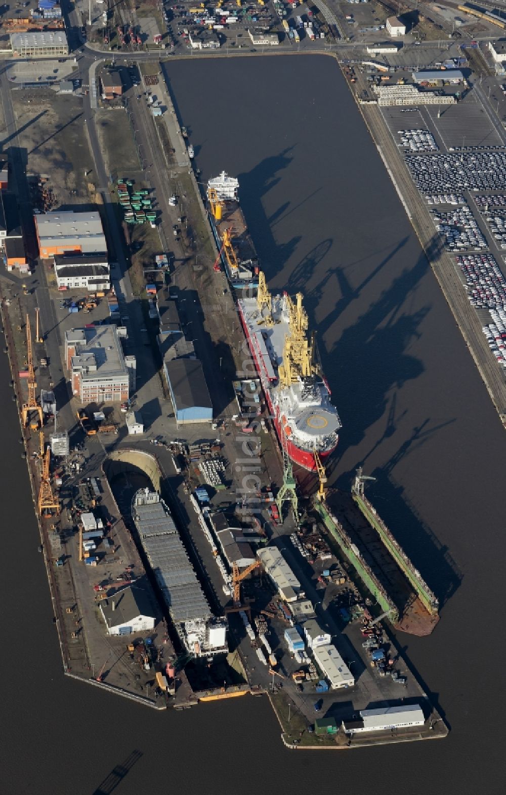 Bremerhaven aus der Vogelperspektive: Werftgelände der Lloyd Werft an der Brückenstraße im Überseehafen in Bremerhaven im Bundesland Bremen