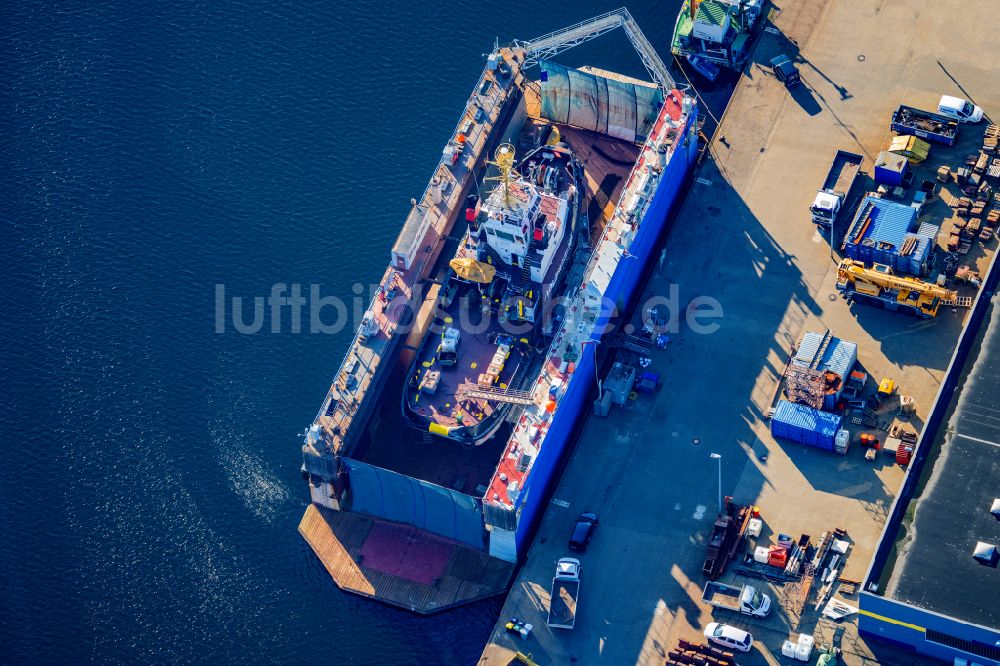 Luftbild Cuxhaven - Werftgelände der Schiffswerft mit dem Schlepper Wulfauf dem Schwimmdock im Hafenbecken von Cuxhaven im Bundesland Niedersachsen, Deutschland