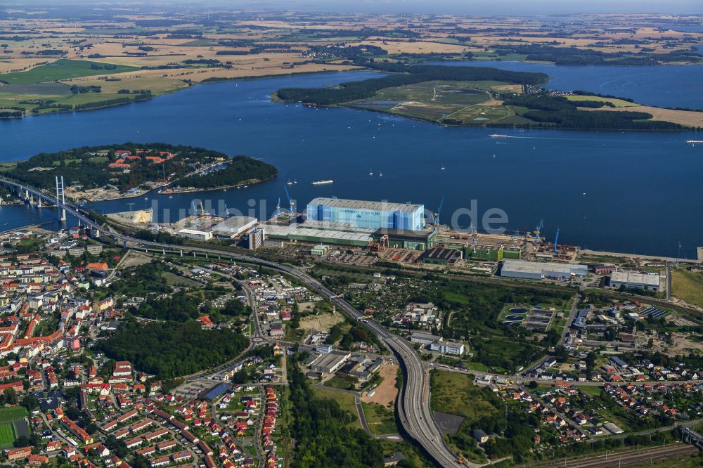 Luftbild Stralsund - Werftgelände der Schiffswerft am Strelasund Ufer am Dänholm in Stralsund im Bundesland Mecklenburg-Vorpommern