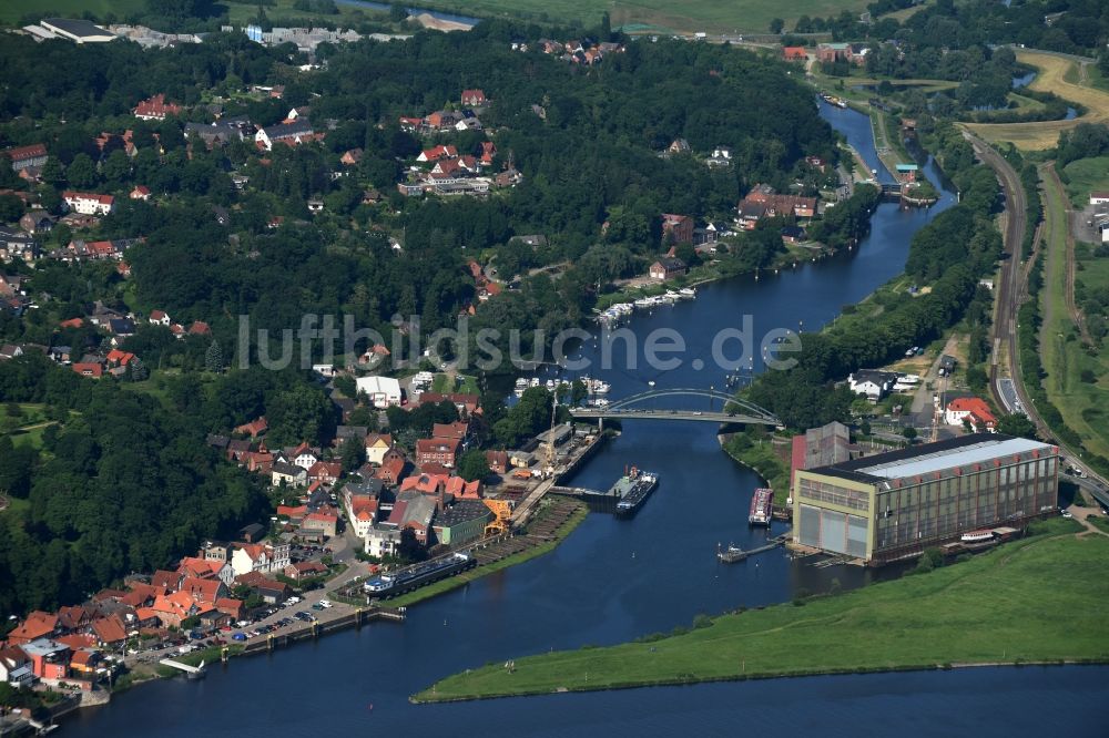 Lauenburg Elbe aus der Vogelperspektive: Werftgelände der Schiffswerft am Ufer in Lauenburg Elbe im Bundesland Schleswig-Holstein