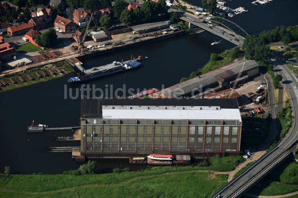 Luftaufnahme Lauenburg Elbe - Werftgelände der Schiffswerft am Ufer in Lauenburg Elbe im Bundesland Schleswig-Holstein