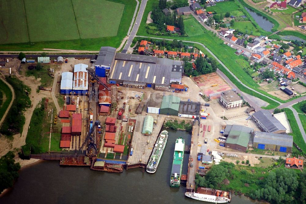 Luftaufnahme Tolkamer - Werftgelände der Schiffswerft am Ufer des Rhein in Tolkamer in Niederlande