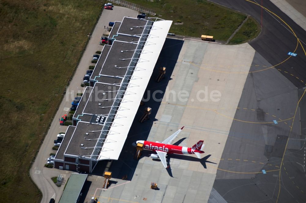 Hamburg aus der Vogelperspektive: Werks- Flugplatz der Airbus Deutschland GmbH in Hamburg-Finkenwerder