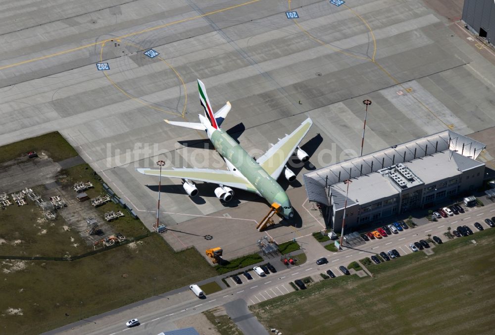 Luftaufnahme Hamburg - Werks- Flugplatz der Airbus Deutschland GmbH in Hamburg-Finkenwerder