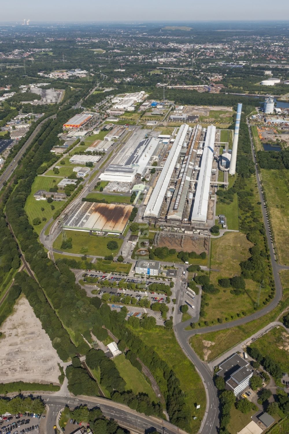 Essen von oben - Werksgelände der Aluminium - Hütte der TRIMET ALUMINIUM AG an der Aluminiumallee in Essen im Bundesland Nordrhein-Westfalen NRW