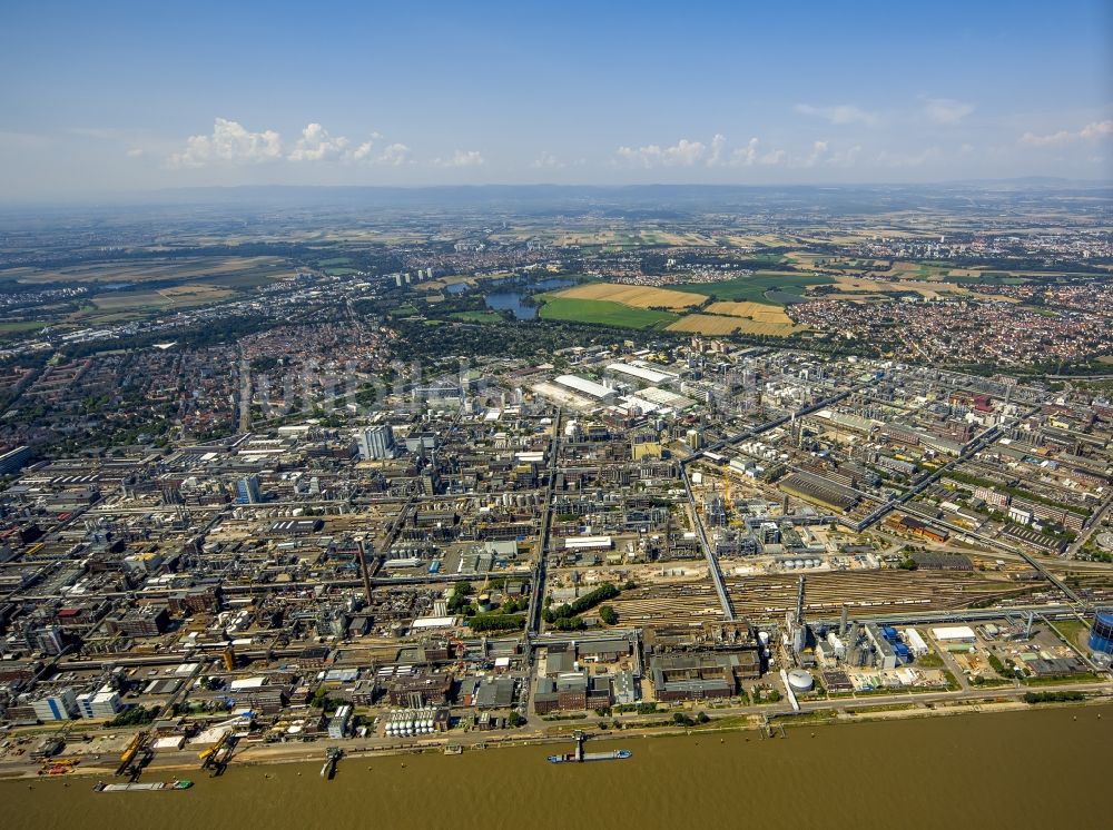 Ludwigshafen am Rhein aus der Vogelperspektive: Werksgelände der BASF AG in Ludwigshafen am Rhein im Bundesland Rheinland-Pfalz