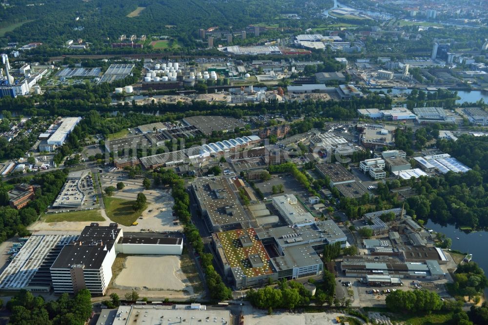 Luftaufnahme Berlin Spandau - Werksgelände der Bayerische Motoren Werke / BMW AG Motorrad Werk Am Juliusturm in Berlin - Spandau