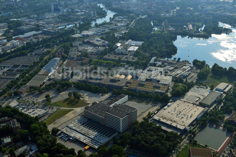 Berlin Spandau aus der Vogelperspektive: Werksgelände der Bayerische Motoren Werke / BMW AG Motorrad Werk Am Juliusturm in Berlin - Spandau