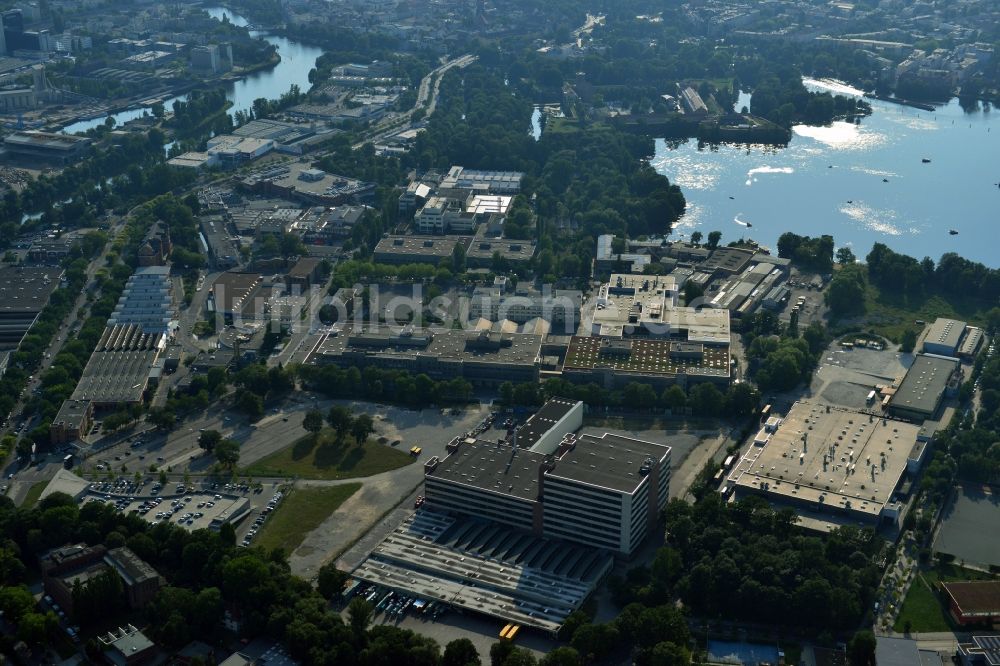 Luftbild Berlin Spandau - Werksgelände der Bayerische Motoren Werke / BMW AG Motorrad Werk Am Juliusturm in Berlin - Spandau