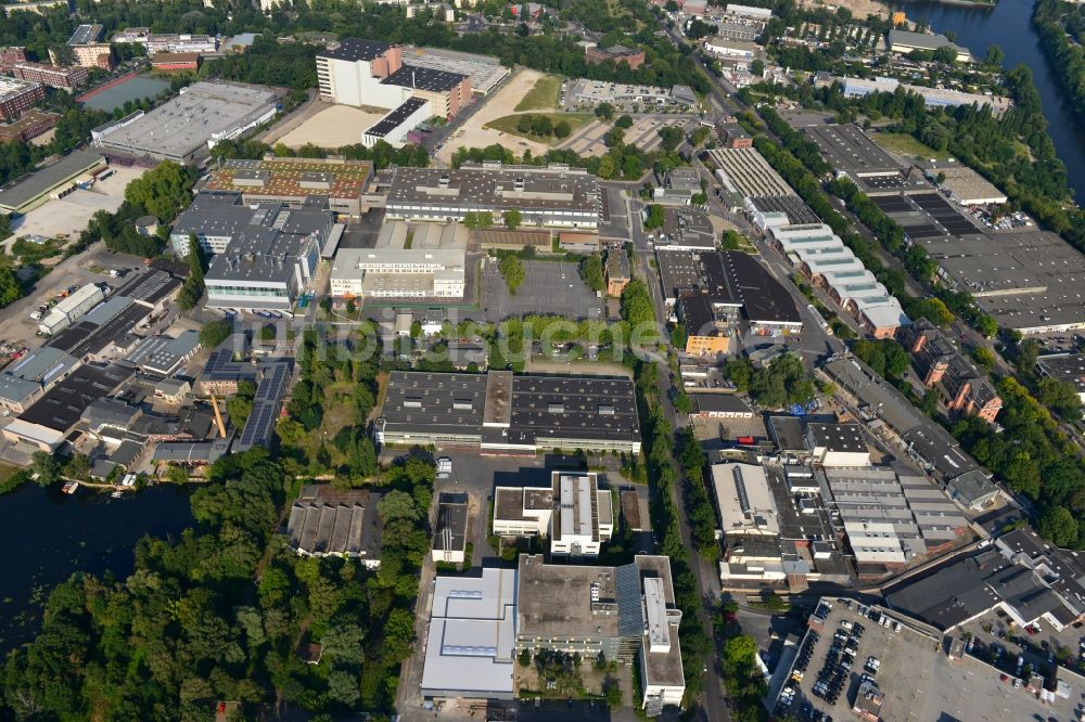 Berlin Spandau von oben - Werksgelände der Bayerische Motoren Werke / BMW AG Motorrad Werk Am Juliusturm in Berlin - Spandau